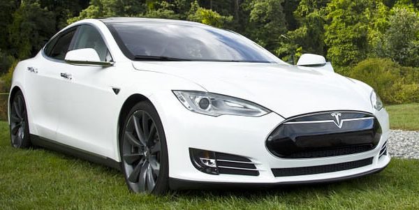 Why Tesla’s New Panoramic Windshield Is So Expensive to Replace